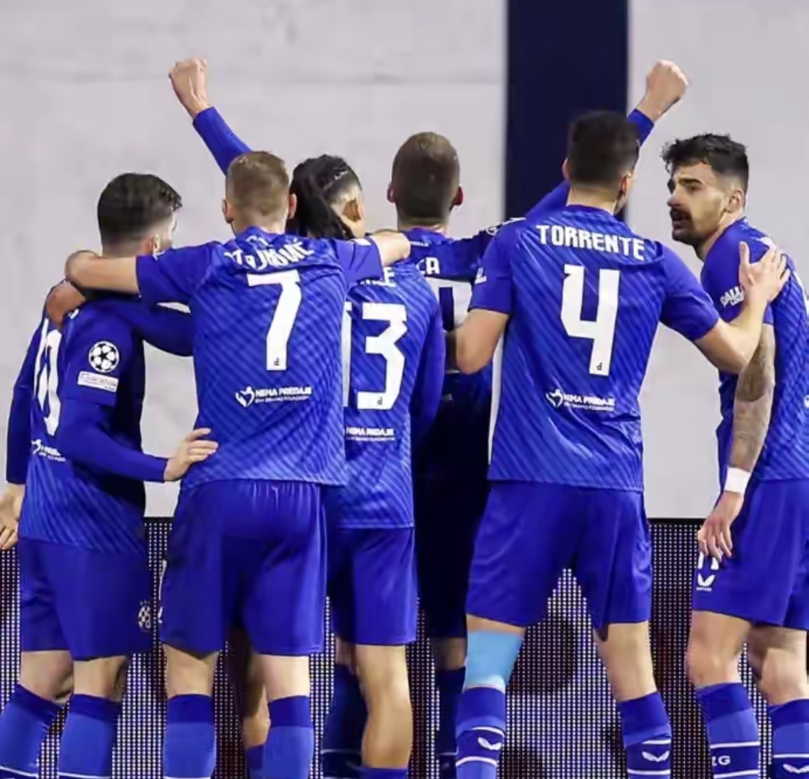 关于欧冠赛程吃紧；瓦伦西亚清晨完成体检；悬念犹存；更衣室氛围转暖的信息-竞技宝娱乐网站